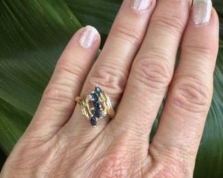 #55J - $220 - 14kt gold sapphires & diam ring. 3.gr size 7