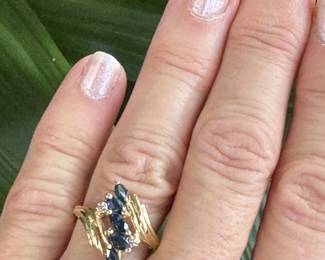 #55J - $220 - 14kt gold sapphires & diam ring. 3.gr size 7
