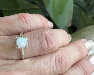 #63J -$275  -  Opal & diamonds ring 10kt gold - 2.09gr, Sz 6 3/4