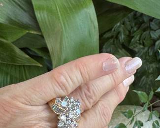 #61J - $1400, 3 ctw diamonds ring on 14kt gold. 6.1 gr. size 8 