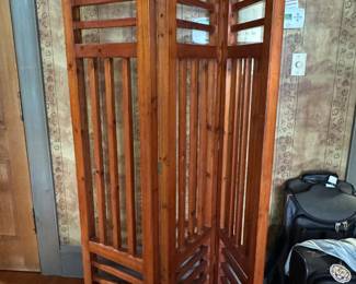 .#119 -	$200 Wood screen 3 panels 14Wx72H
