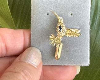 #46J - $220 - 14kt gold Hummingbird pin with sapphire & diamonds - 2.4gr. 