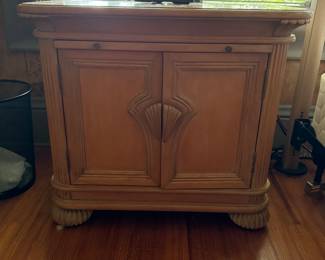 #123	$200 	Bernardt 2 night chests 28x18x25H 
