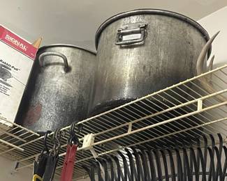 #89Z	$40 Each2 Gumbo pots 
