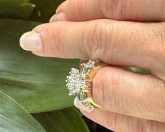 #52J - $850 - 2ctw cluster ring 10kt gold. 7.29 gr- Size 4.5.