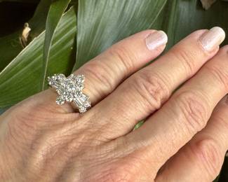 #52J - $850 - 2ctw cluster ring 10kt gold. 7.29 gr- Size 4.5.