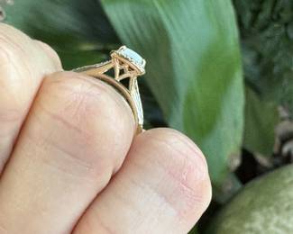 #63J -$275  -  Opal & diamonds ring 10kt gold - 2.09gr, Sz 6 3/4