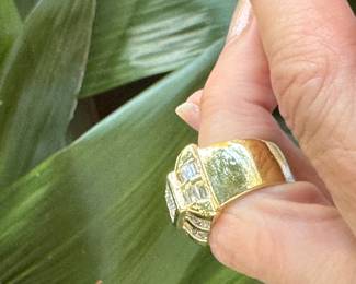 #53J - 18kt yellow gold, approx 1 ctw bugg ring, 14.7 gr. (size 5) $1,600