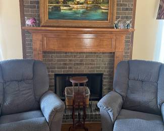 Pair La-z-boy recliners 