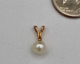 Pearl and gold pendant