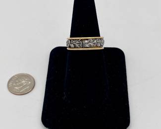 18k gold ring with central band of silver sculptured oak leaves and acorns