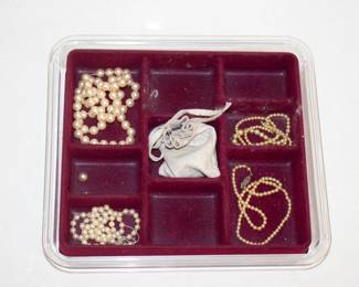 Various costume jewelry pearl necklaces