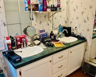 Bathroom Decor & Essentials 
Shavers, Curling Iron, & Caboodle