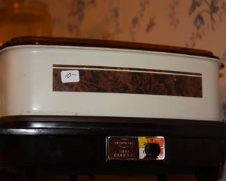 West Bend slow cooker w/glass lid