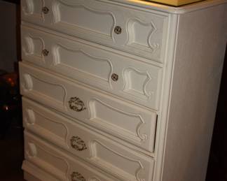5 drawer chest of drawers w/glass top