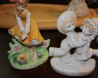 Figurines: 6 generic 