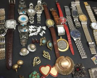 Many signed vintage earrings