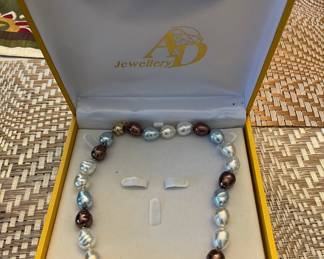 Lovely vintage multi colored necklace
