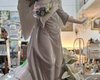 Porcelain angel figurine w/flowers