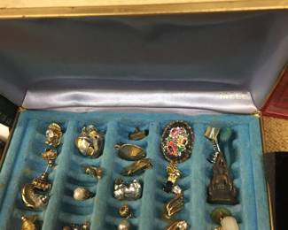 Assorted vintage jewelry