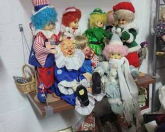 Assorted vintage clowns + many more items