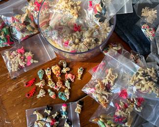 Hundreds of vintage/anyique gumball charms from the 1920s-40s, including google and pop-out eyes. 