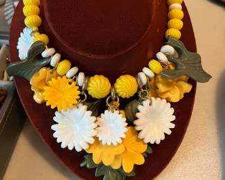 vintage daisy necklace