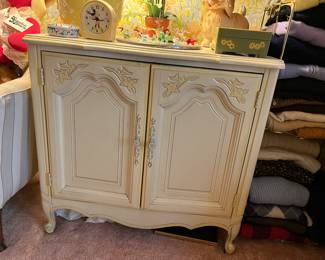 set of vintage pale yellow bedroom furniture 