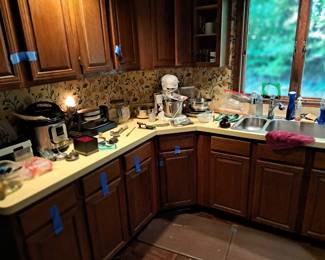 Kitchen collectibles including heavy duty Kitchen Aid mixer.