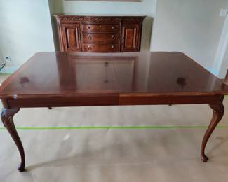 ETHAN ALLEN QUEEN ANNE STYE DINING TABLE WITH LEAF, DRAWER AND TABLE PROTECTOR $150