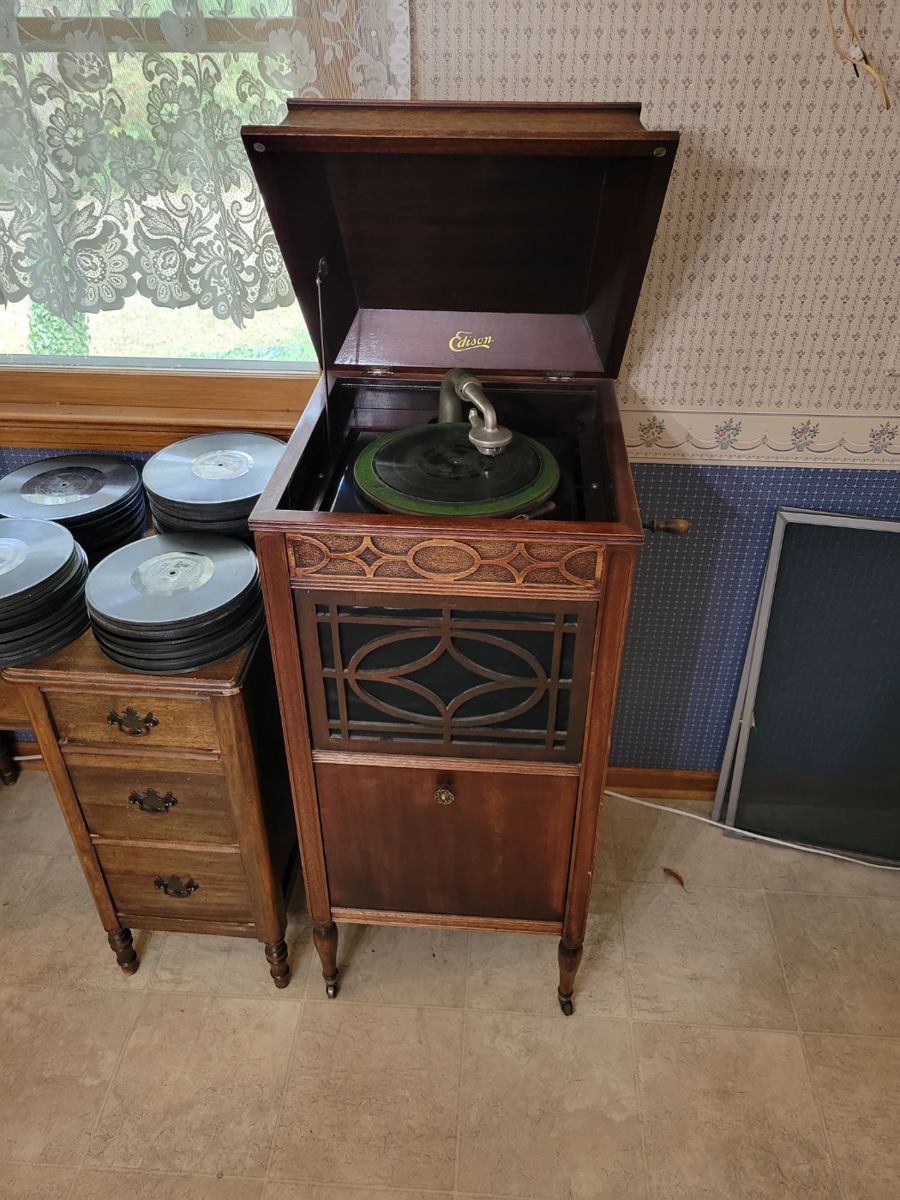 Edison Disc Phonograph, Model C150, SM 81338, Oak Case, Floor Model. Works!