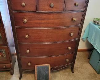 Antique chest of drawers. 