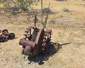 536  Vintage Garden Tractor 