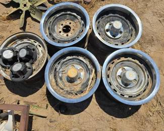 2002  5 Chevrolet 5Lug Wheel with 6 Center Caps 