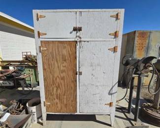 1022  Wooden Cabinet 