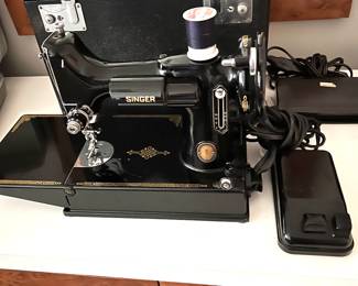 Singer Featherweight Sewing Machine 