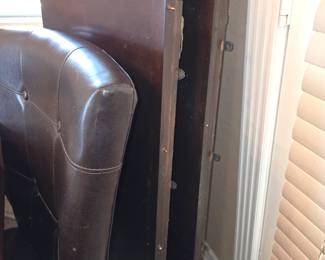 2 Leaves that Go to Dining Table