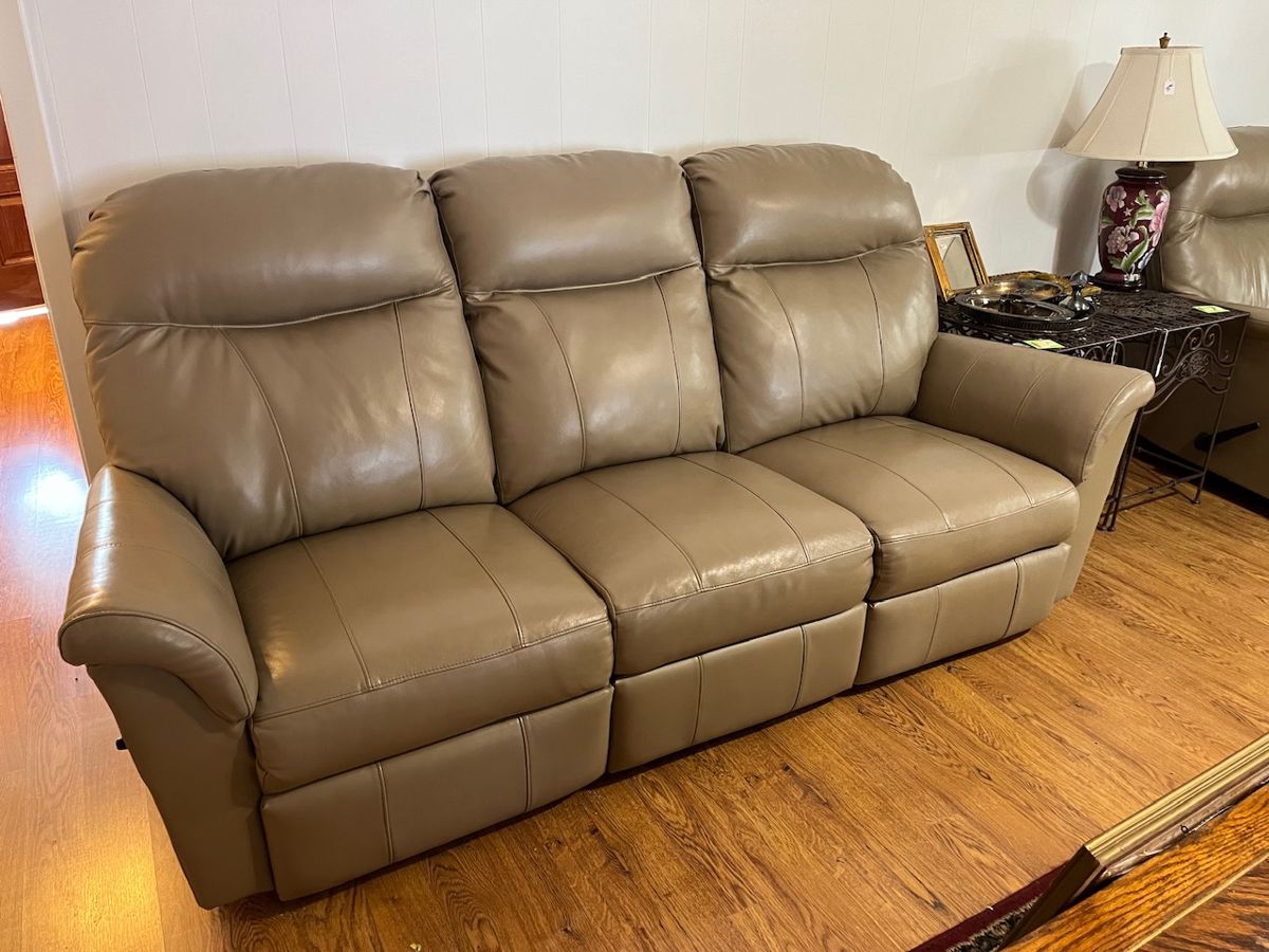 EXCELLENT leather reclining sofa by Best Chairs!