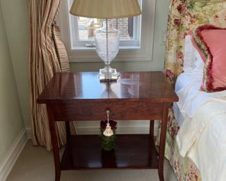 lots of end tables and lamps