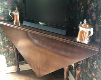 CORNER TABLE