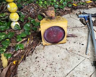VINTAGE TRAFFIC LIGHT, SCALE FOR SIZE