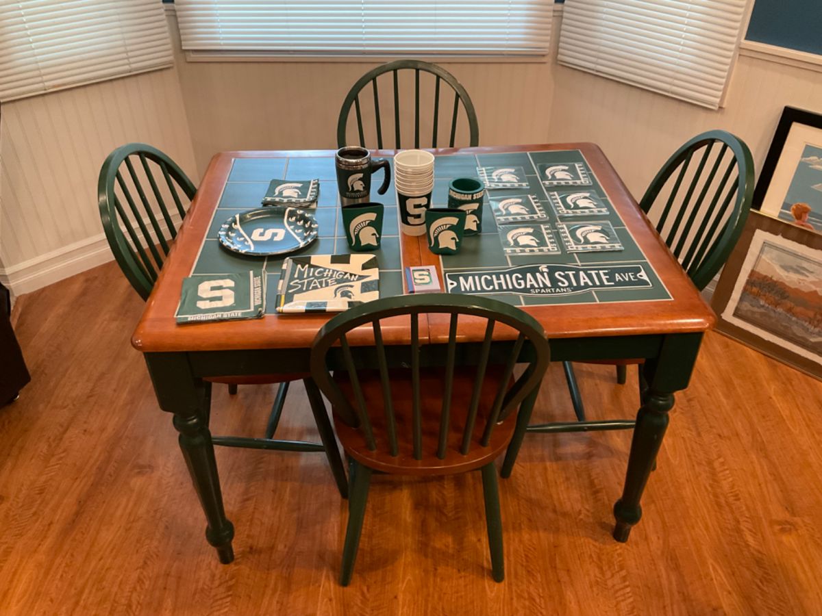 Dinette set with hidden leaf and 4 chairs
