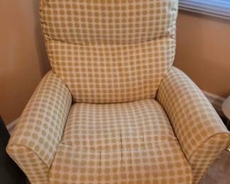 Excellent Condition  Recliner ( Yellow / White)