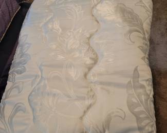 Twin Size Like New Beauty Rest Mattress Topper 