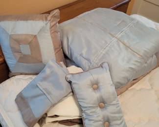 Full/Queen Comforter Set 