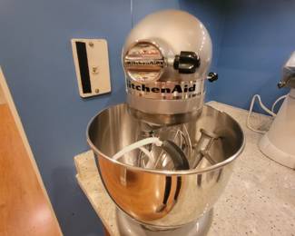 Nice KitchAid Blender With Attachments 