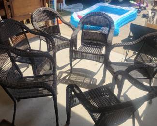 Set Of 6 Wicker/Plastic Chairs In Excellent Condition 