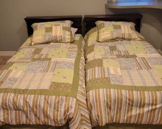 Beautiful  Twin Comforter With Pillow Sham And Bed Skirt .We Have 2 