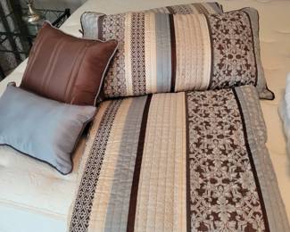King Bedspread With 2 Pillows,Shams,Bedskirts And Throw Pillows 