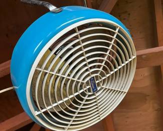 Vintage MCM Lakewood Electric Tabletop Fan In Robins Egg Blue